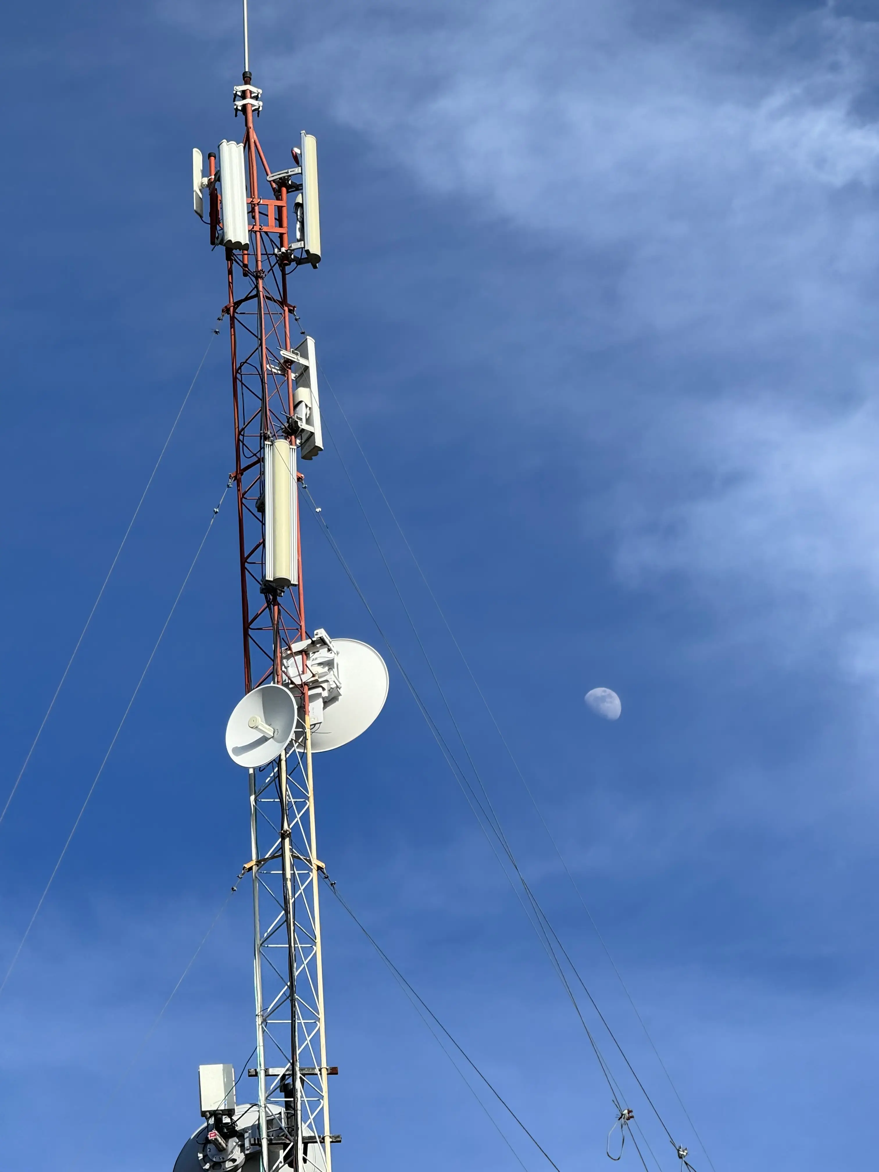 Imagen de una antena de telecomunicaciones